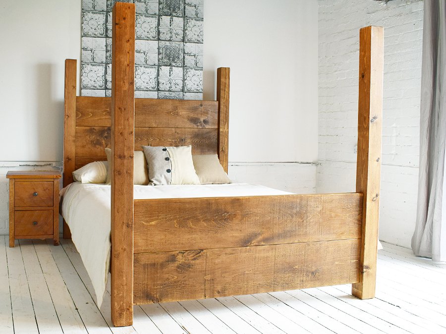 Houten bedden zijn op dit moment razend populair. Een houten bed is stevig en gaat lang mee.